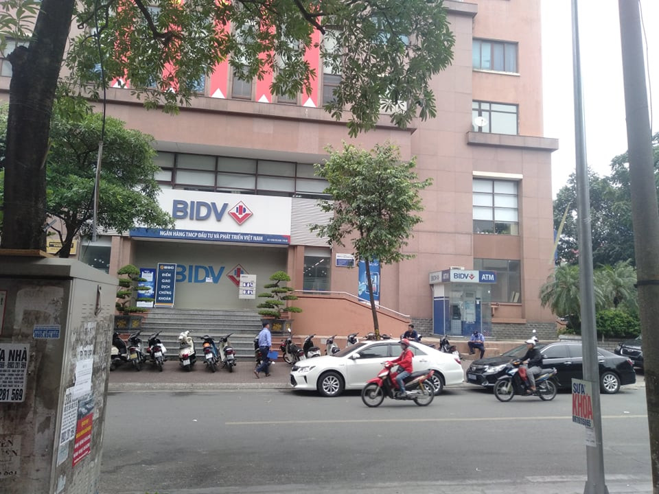 Hiện vụ nổ súng cướp ngân hàng BIDV đang được cơ quan chức năng điều tra, làm rõ. Xem thêm video: Vụ cướp ngân hàng BIDV: Súng bán đầy trên mạng. Nguồn: VTC 14.