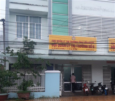 Qua xác minh, vi phạm của ông Hiếu phải đến mức thi hành kỷ luật. Trước đó, ông N.T.T (ngụ phường 9, TP Mỹ Tho, tỉnh Tiền Giang) có đơn gửi đến Cục Quản lý thị trường Tiền Giang và Đảng ủy khối Cơ quan và Doanh nghiệp Tiền Giang tố cáo ông Nguyễn Trung Hiếu có hành vi quan hệ bất chính với vợ ông là bà NTXH. 