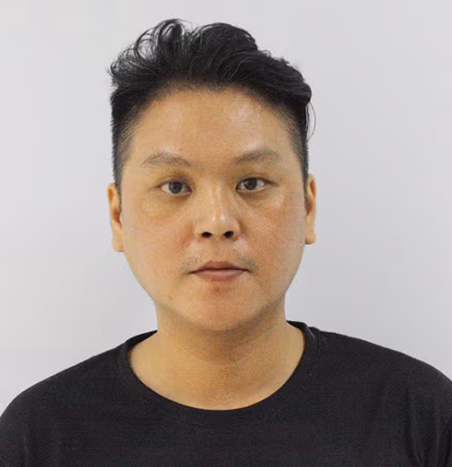 Để lôi kéo mọi người khác tham gia, trùm đường dây cá độ bịa chuyện có mối quan hệ thân quen với lãnh đạo các cơ quan chức năng. Nghĩa khẳng định việc làm ăn sẽ an toàn tuyệt đối. Chiều 13/7, các trinh sát phát hiện Nguyễn Long (đàn em thân cận của Nghĩa) nhận tiền cá cược từ một đại lý nên bắt quả tang. 