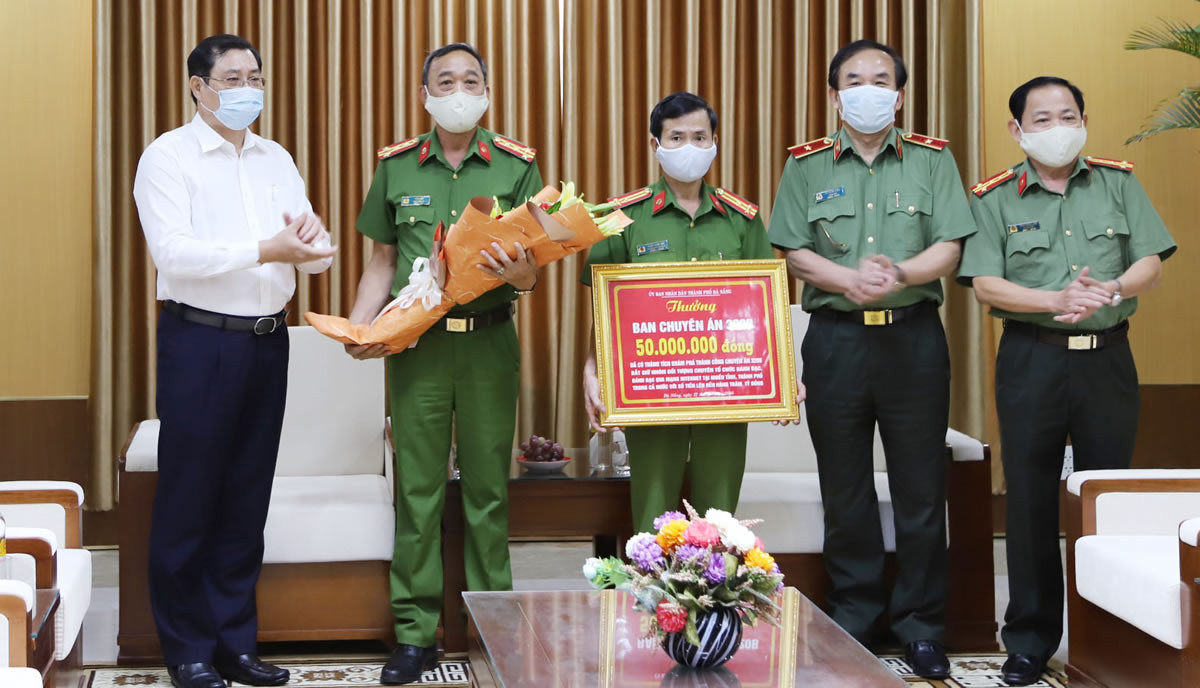 Ngày 27/7, ông Huỳnh Đức Thơ, Chủ tịch UBND TP Đà Nẵng đã thưởng nóng Công an thành phố 50 triệu đồng vì có thành tích xuất sắc trong việc triệt phá đường dây đường dây cá độ hơn 32 triệu USD.