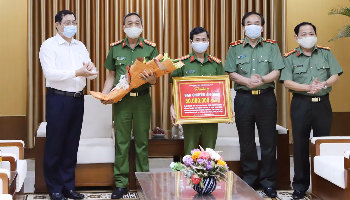 Ngày 27/7, ông Huỳnh Đức Thơ, Chủ tịch UBND TP Đà Nẵng đã thưởng nóng Công an thành phố 50 triệu đồng vì có thành tích xuất sắc trong việc triệt phá đường dây đường dây cá độ hơn 32 triệu USD.