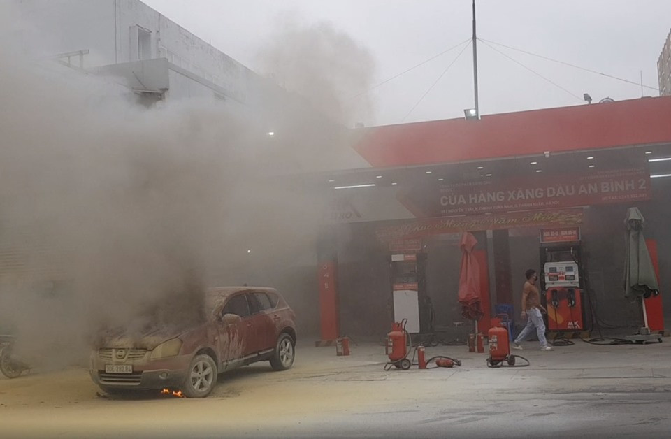 Sáng 27/7, nhiều người hoảng hốt phát hiện chiếc ô tô bốc cháy tại cây xăng trên đường Nguyễn Trãi (Thanh Xuân, Hà Nội).