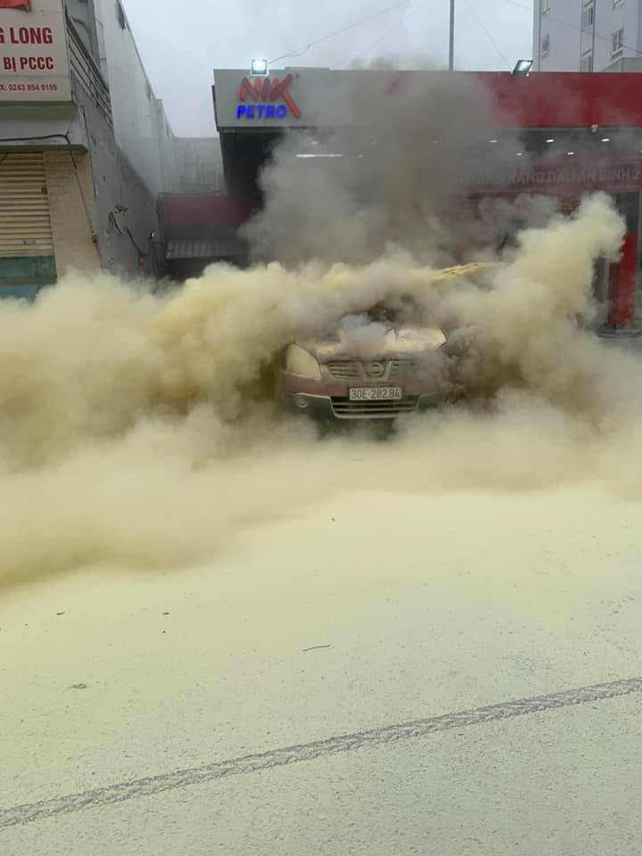 Vụ cháy được dập tắt và không có ai bị thương. Được biết, khi xảy ra hỏa hoạn chiếc ô tô vào đổ xăng xong và đang đi ra ngoài.