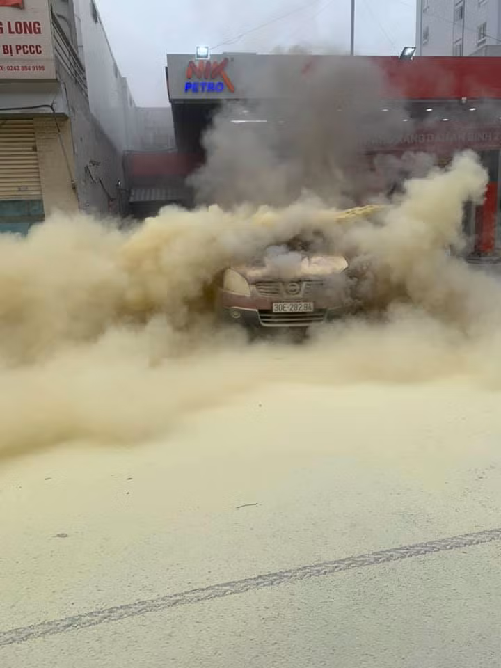 Vụ cháy được dập tắt và không có ai bị thương. Được biết, khi xảy ra hỏa hoạn chiếc ô tô vào đổ xăng xong và đang đi ra ngoài.