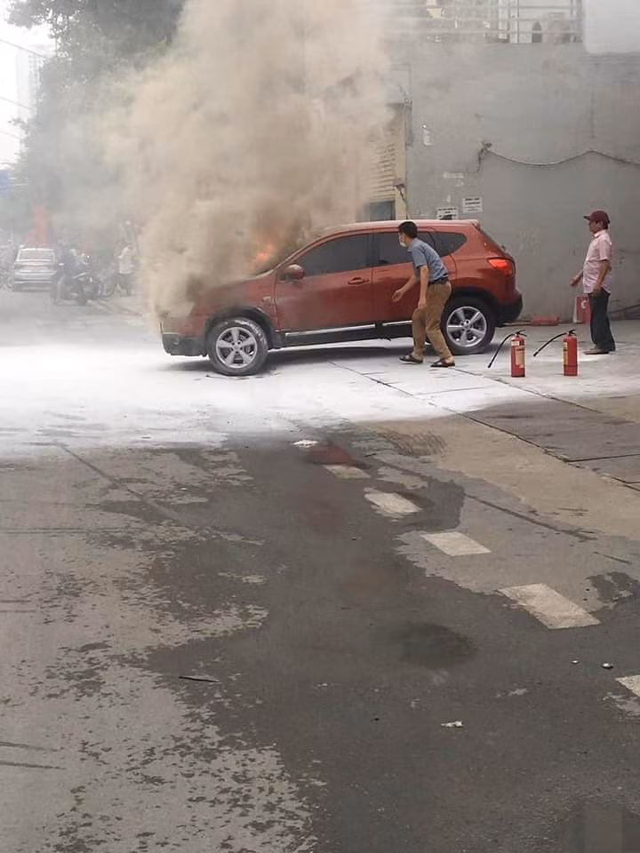 Tại hiện trường, chiếc ô tô hư hỏng nặng phần đầu xe, kính trước vỡ.