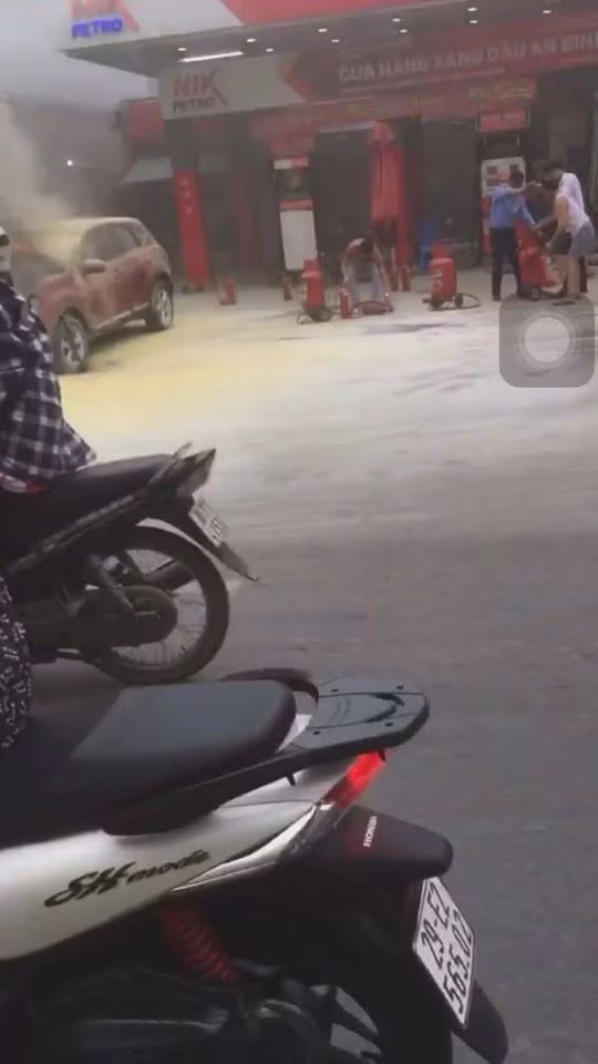 Hiện vụ ô tô bốc cháy dữ dội đang được cơ quan chức năng điều tra, làm rõ. 