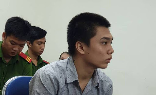  Hỏi bạn gái thích xe gì, rồi giết tài xế Grab cướp xe: Tháng 10/2018, vụ án giết người, cướp tài sản xảy ra trên địa bàn xã Phong Phú, huyện Bình Chánh, TP HCM khiến dư luận bàng hoàng. Nạn nhân là Lê Nhật Hào (20 tuổi, quê Bình Thuận), sinh viên năm 3 Trường Đại học Giao thông vận tải TP.HCM.