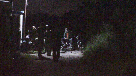 Khoảng 15 phút sau, 2 thanh niên này chạy xe của nạn nhân vọt ra khỏi hẻm. Riêng nạn nhân được phát hiện trong tình trạng thoi thóp. 