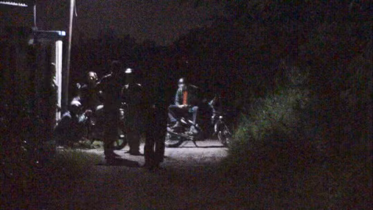 Khoảng 15 phút sau, 2 thanh niên này chạy xe của nạn nhân vọt ra khỏi hẻm. Riêng nạn nhân được phát hiện trong tình trạng thoi thóp. 