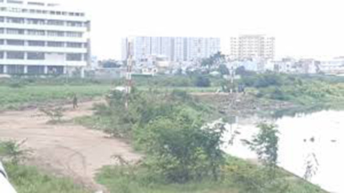 Theo cơ quan chức năng, nhận định ban đầu nghi ngờ đây có thể là vụ giết người, cướp tài sản nên Công an quận 12 đã báo lên Phòng cảnh sát hình sự công an TP HCM phối hợp điều tra làm rõ. Hiện công an đang trích xuất camera để truy tìm các nghi can trong vụ việc để điều tra làm rõ.