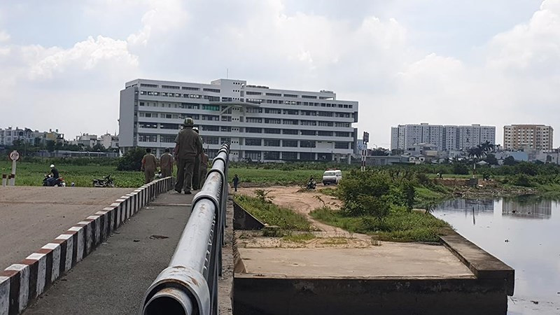  Tài xế Grab bị giết hại dã man ở quận 12: Sáng sớm 25/6/2019, người dân gười dân đi tập thể dục thì phát hiện một thi thể nam thanh niên nằm sát bờ kênh trên đường Tân Thới Nhất 08 (phường Tân Thới Nhất, quận 12, TP HCM) nên lại gần kiểm tra.