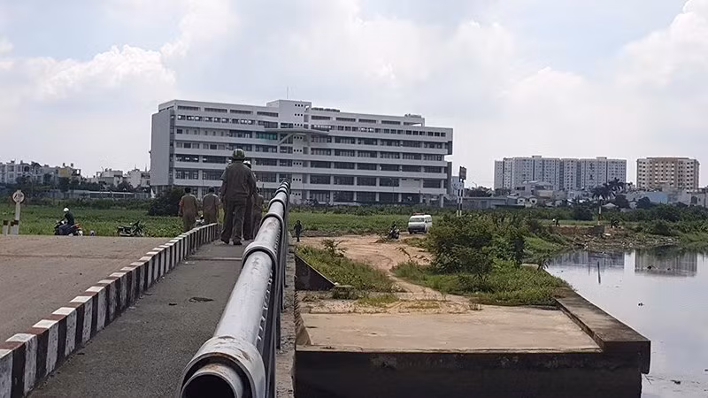  Tài xế Grab bị giết hại dã man ở quận 12: Sáng sớm 25/6/2019, người dân gười dân đi tập thể dục thì phát hiện một thi thể nam thanh niên nằm sát bờ kênh trên đường Tân Thới Nhất 08 (phường Tân Thới Nhất, quận 12, TP HCM) nên lại gần kiểm tra.