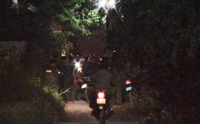 Nạn nhân bị đâm 2-3 nhát vùng hông, bị mất máu rất nhanh. Công an đến hiện trường nhanh chóng nhưng nạn nhân đang nguy kịch nên không thể cung cấp lời khai chi tiết. Nạn nhân được chuyển đến bệnh viện nhưng không qua khỏi.