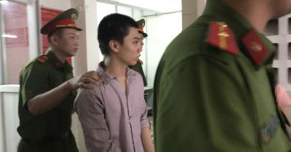 Hôm sau, Thuận đi xe buýt đến Bến xe Miền Tây, mua một con dao rồi ngồi uống cafe ở lề đường quan sát. Thuận phát hiện anh Hào vừa chở khách vào bến xe nên chọn xe anh này để cướp.