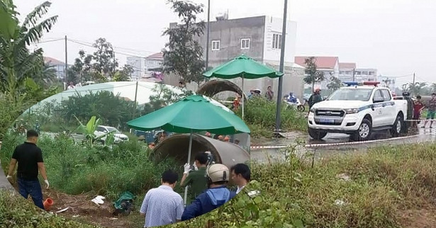 Khi tới kiểm tra, người dân phát hiện nam thanh niên này đã tử vong nên trình báo công an đến xử lý. Theo người dân, nam thanh niên khoảng 30 tuổi, mặc áo GrabBike nghi là tài xế xe ôm công nghệ.