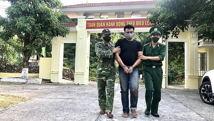 Lúc 11h40 phút ngày 18/7, tại khu vực biên giới thuộc xã Dân Hóa (huyện Minh Hóa, tỉnh Quảng Bình), lực lượng Bộ đội Biên phòng Quảng Bình đã phát hiện, bắt quả tang đối tượng Kẹo Vi Sỏn (sinh năm 1984, ở tỉnh Khăm Muộn, Lào) đang có hành vi vận chuyển trái phép gần 8.000 viên ma túy tổng hợp qua biên giới và nhiều tang vật liên quan khác.