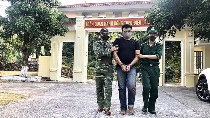 Lúc 11h40 phút ngày 18/7, tại khu vực biên giới thuộc xã Dân Hóa (huyện Minh Hóa, tỉnh Quảng Bình), lực lượng Bộ đội Biên phòng Quảng Bình đã phát hiện, bắt quả tang đối tượng Kẹo Vi Sỏn (sinh năm 1984, ở tỉnh Khăm Muộn, Lào) đang có hành vi vận chuyển trái phép gần 8.000 viên ma túy tổng hợp qua biên giới và nhiều tang vật liên quan khác.