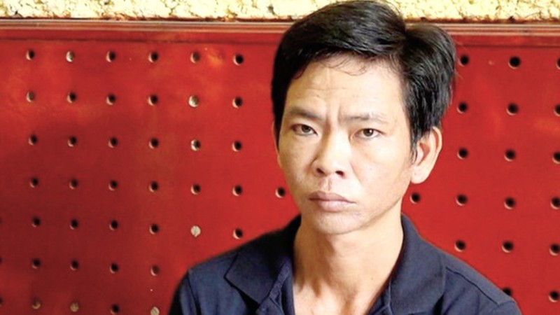  6. Nổi thú tính sau khi nhậu, lẻn đến nhà định hại đời người phụ nữ câm điếc: Cơ quan Công an huyện Châu Thành (An Giang) đang tạm giữ đối tượng Lý Văn Nhớ (SN 1985, ngụ thị trấn An Châu, huyện Châu Thành) để điều tra về hành vi hiếp dâm theo sự tố giác của người bị hại. Rạng sáng ngày 17/7, sau khi nhậu xong, Nhớ nảy sinh ý định quan hệ tình dục với một người phụ nữ ăn xin trên địa bàn vừa câm lại vừa điếc mà Nhớ gặp trước đó. Người phụ nữ thức giấc phát hiện chống trả quyết liệt và tháo chạy, Nhớ đuổi theo dùng tay đánh vào ngực và mặt nạn nhân. Thấy khu vực này nhiều nhà dân, Nhớ bỏ đi.