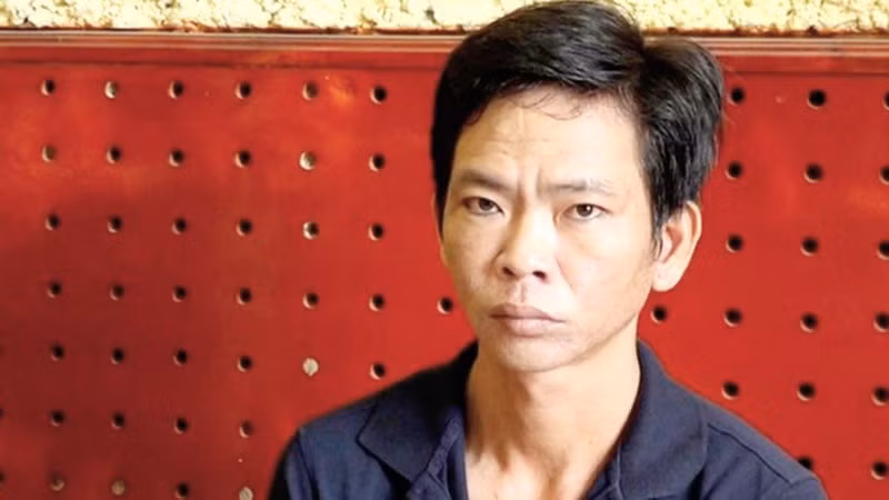  6. Nổi thú tính sau khi nhậu, lẻn đến nhà định hại đời người phụ nữ câm điếc: Cơ quan Công an huyện Châu Thành (An Giang) đang tạm giữ đối tượng Lý Văn Nhớ (SN 1985, ngụ thị trấn An Châu, huyện Châu Thành) để điều tra về hành vi hiếp dâm theo sự tố giác của người bị hại. Rạng sáng ngày 17/7, sau khi nhậu xong, Nhớ nảy sinh ý định quan hệ tình dục với một người phụ nữ ăn xin trên địa bàn vừa câm lại vừa điếc mà Nhớ gặp trước đó. Người phụ nữ thức giấc phát hiện chống trả quyết liệt và tháo chạy, Nhớ đuổi theo dùng tay đánh vào ngực và mặt nạn nhân. Thấy khu vực này nhiều nhà dân, Nhớ bỏ đi.