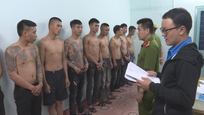  4. 2 nhóm thanh niên cho vay lãi cắt cổ 480%/năm: Ngày 25/7, Công an tỉnh Đắk Lắk cho biết, cơ quan điều tra vừa triệt phá 2 nhóm đối tượng từ các tỉnh miền Bắc vào Đắk Lắk để hoạt động tín dụng đen. Dương Xuân Tùng (30 tuổi, quê ở TP Hà Nội) cầm đầu một nhóm thanh niên (khoảng 10 người) lập ra 2 công ty mang tên là Dương Gia Phát, tại TP Buôn Ma Thuột. Công ty này chuyên kinh doanh cho thuê xe và bán ĐTDĐ, nhưng thực chất là để nhóm này hoạt động “tín dụng đen”, cho vay nặng lãi. Qua kiểm tra, cơ quan điều tra xác định nhóm người này từ các tỉnh miền Bắc vào để hoạt động từ cuối năm 2019, tổ chức việc cho vay khoảng 15 tỷ đồng với lãi suất cắt cổ, từ 180%/ năm đến 360%/năm.