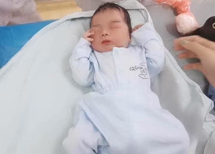 Vu be so sinh bi bo roi: Hon 40 gia dinh xin nhan con nuoi