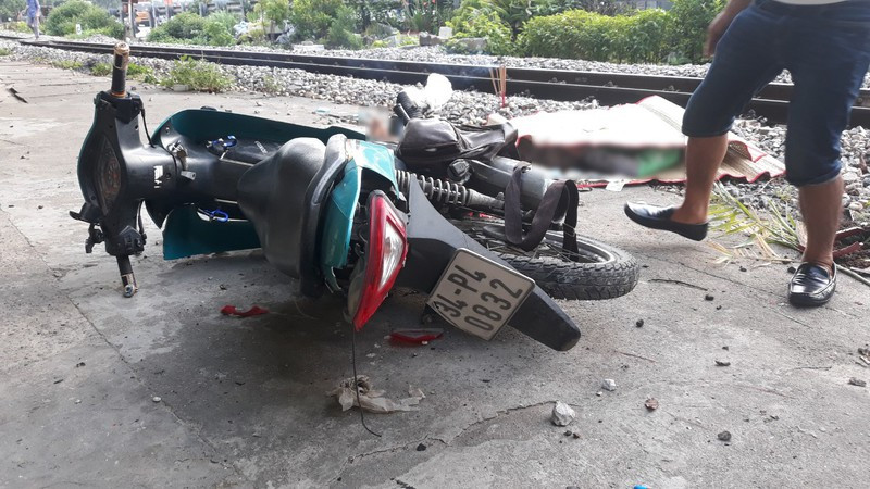 Tài xế Grab bị tàu hỏa húc văng hàng chục mét, tử vong tại chỗ - Hình 2 Tai xe Grab bi tau hoa huc vang hang chuc met, tu vong tai cho-Hinh-2