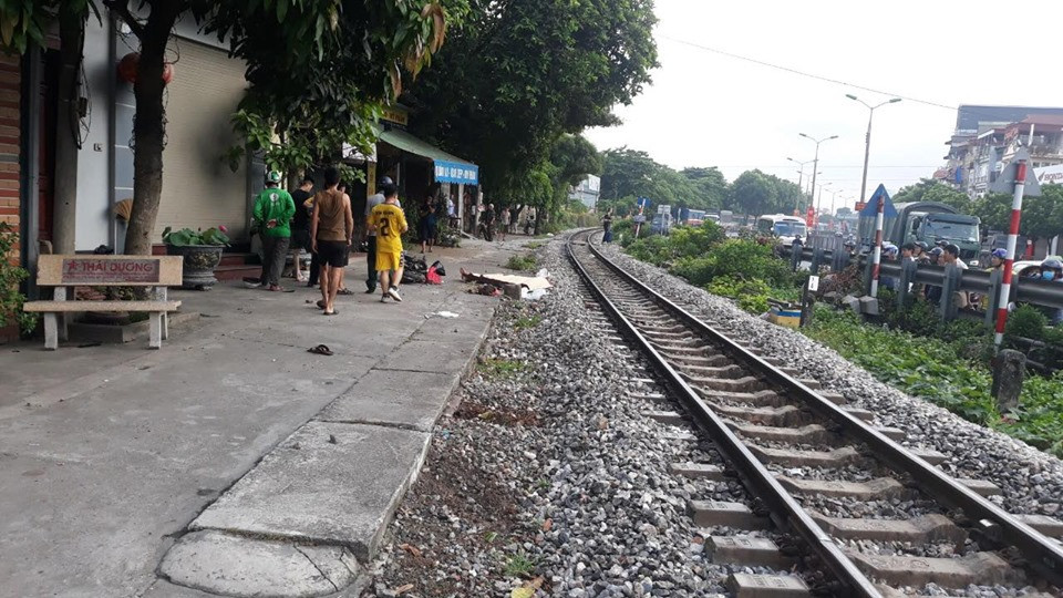 Tài xế Grab bị tàu hỏa húc văng hàng chục mét, tử vong tại chỗ Tai xe Grab bi tau hoa huc vang hang chuc met, tu vong tai cho