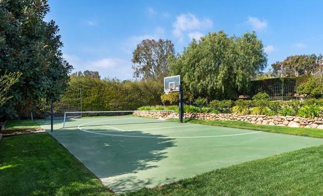 Các không gian thư giãn, giải trí ngoài trời gồm sân chơi thể thao, hồ bơi, khu vườn xanh mát, và khu vực ăn uống, ngắm cảnh.