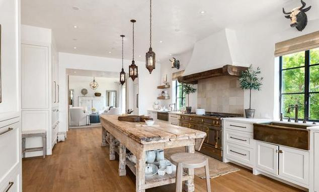 Nhà bếp sang trọng, rộng rãi, sáng sủa, có đầy đủ trang thiết bị cao cấp, nằm sát bên phòng gia đình. 