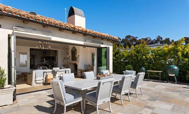 Căn biệt thự rộng khoảng 615 m2 với 5 phòng ngủ và 6 phòng tắm, được xây dựng vào năm 2001 theo phong cách truyền thống vùng Tuscany ở Italy.