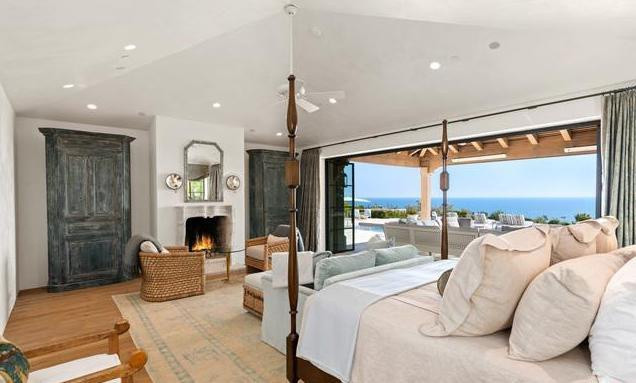 Tất cả phòng ngủ đều được trang bị một phòng tắm bên trong. Phòng ngủ chính rộng lớn, nằm sát hiên nhà, tràn ngập ánh sáng tự nhiên, có hẳn một khu vực tiếp khách với lò sưởi cầu kỳ. 