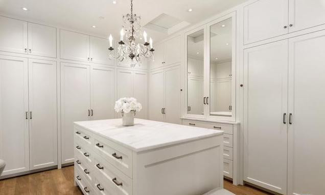 Một trong những tiện ích nổi bật bên trong căn biệt thự là một phòng chứa quần áo lộng lẫy, có màu trắng chủ đạo với điểm nhấn là chiếc đèn chùm tinh xảo.