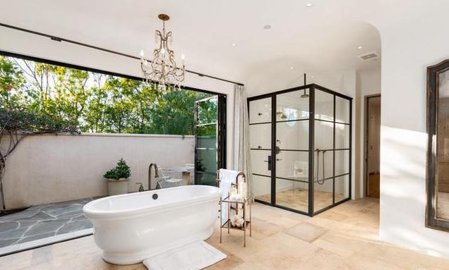 Phòng tắm chính trang nhã, thanh lịch, có đầy đủ tiện nghi hiện đại, cao cấp, và được chia thành nhiều khu vực khác nhau.