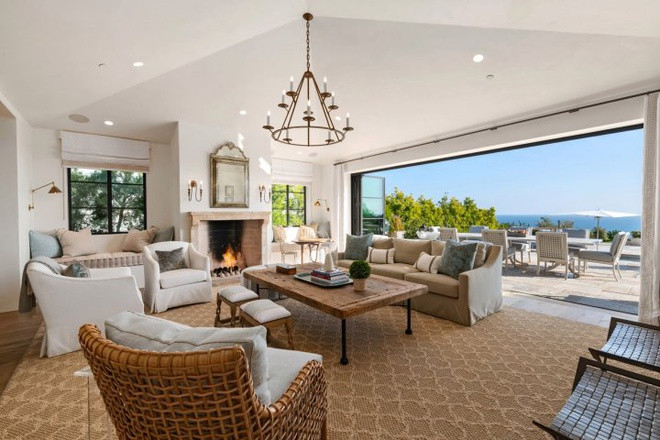 Ngôi nhà được bao quanh bởi hệ thống camera an ninh tiên tiến. Phòng khách thoáng đãng, được thiết kế cởi mở để trở nên hài hòa với khu vực ăn uống ngoài trời.