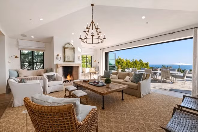 Ngôi nhà được bao quanh bởi hệ thống camera an ninh tiên tiến. Phòng khách thoáng đãng, được thiết kế cởi mở để trở nên hài hòa với khu vực ăn uống ngoài trời.