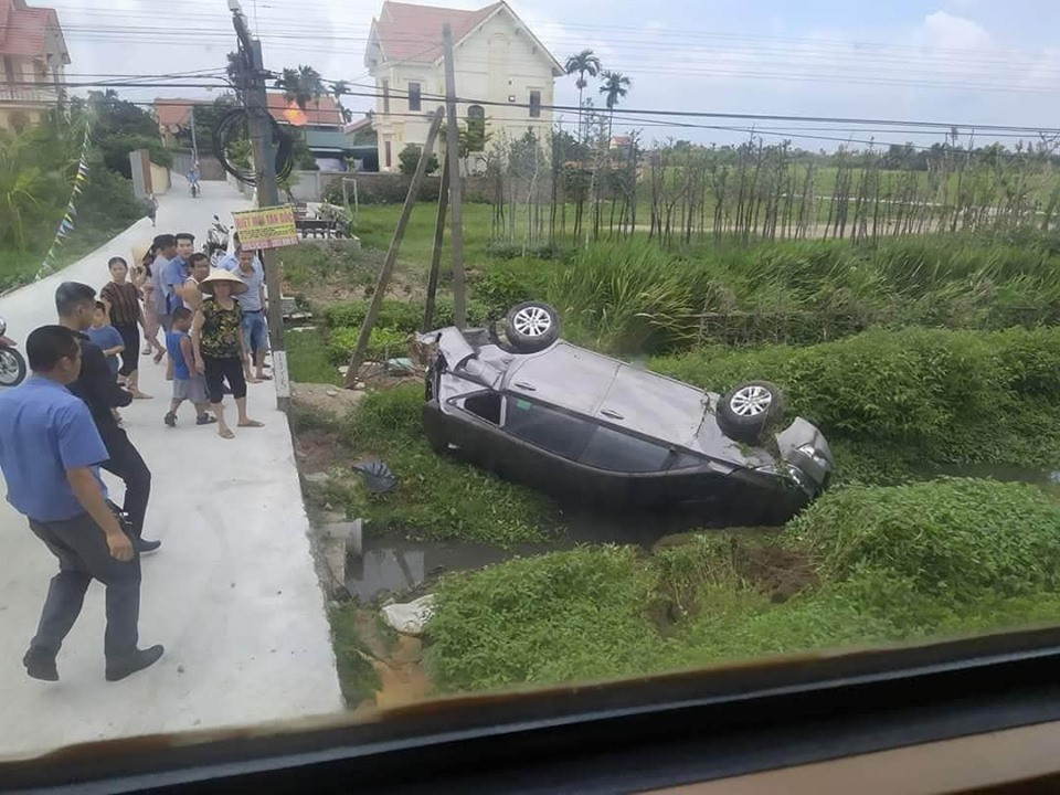 Co vuot duong tau, xe Innova ngua bung nam duoi ruong-Hinh-3