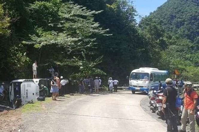 Xe du lich lao xuong vuc o Quang Binh, da co 13 nguoi tu vong