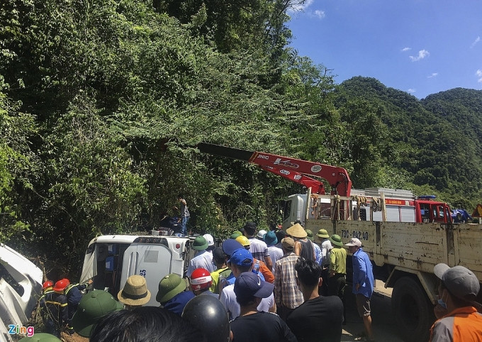Xe du lich lao vuc o Quang Binh, 15 nguoi tu vong: Bao hiem the nao?