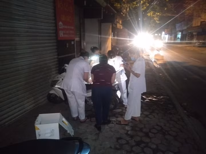 Nhân viên y tế luôn luôn túc trực.