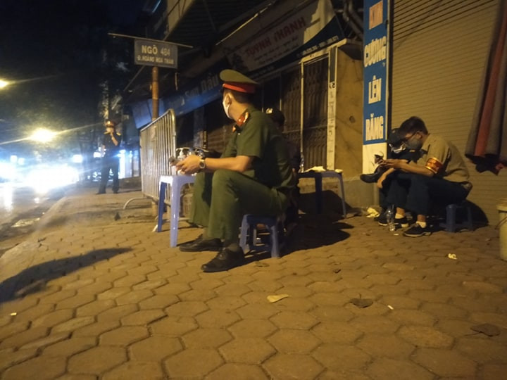 Trường hợp nghi mắc COVID -19 là một người đàn ông 76 tuổi, ở phố Hoàng Hoa Thám, thuộc quận Tây Hồ. 