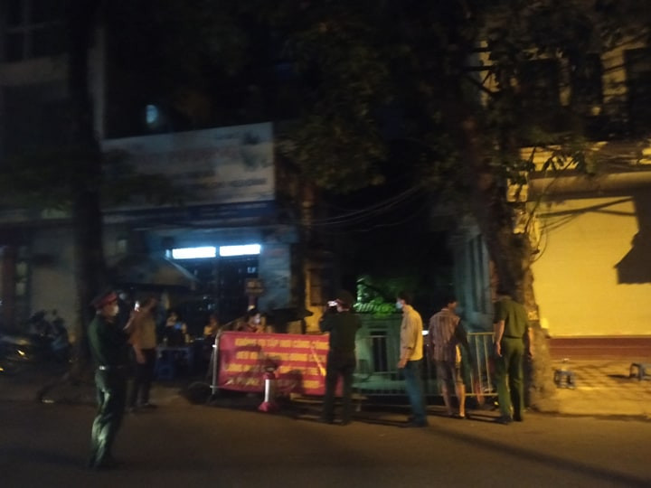 Bệnh nhân này cũng đi Đà Nẵng du lịch vào giữa tháng 7, sau đó về Hà Nội. “Thời gian ở Đà Nẵng, bệnh nhân này có qua Bệnh viện C Đà Nẵng. Sau khi về Hà Nội, bệnh nhân có đến Bệnh viện Nhiệt đới Trung ương cơ sở 2 xét nghiệm” - Ông Hiền nói.