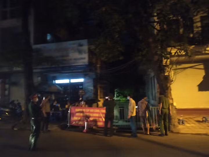 Bệnh nhân này cũng đi Đà Nẵng du lịch vào giữa tháng 7, sau đó về Hà Nội. “Thời gian ở Đà Nẵng, bệnh nhân này có qua Bệnh viện C Đà Nẵng. Sau khi về Hà Nội, bệnh nhân có đến Bệnh viện Nhiệt đới Trung ương cơ sở 2 xét nghiệm” - Ông Hiền nói.