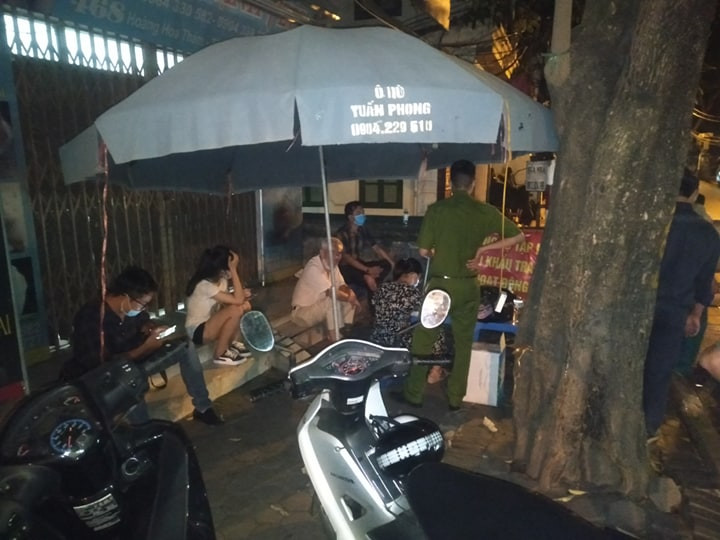 Lực lượng chức năng túc trực ở 2 con ngõ để thực hiện biện pháp "nội bất xuất ngoại bất nhập".