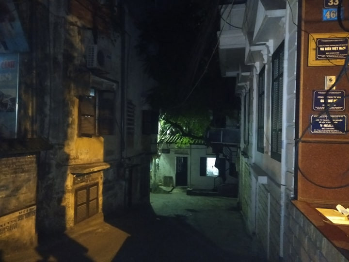 Trước đó, chiều ngày 29/7, ông Nguyễn Đức Chung - Chủ tịch UBND TP Hà Nội chủ trì họp Ban Chỉ đạo phòng chống dịch Covid-19. Báo cáo tại cuộc họp, ông Nguyễn Khắc Hiền - Giám đốc Sở Y tế Hà Nội cho biết, ngoài 1 ca mới dương tính với COVID - 19, Hà Nội cũng có một ca nghi mắc COVID - 19.