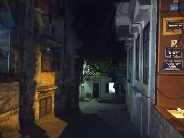 Trước đó, chiều ngày 29/7, ông Nguyễn Đức Chung - Chủ tịch UBND TP Hà Nội chủ trì họp Ban Chỉ đạo phòng chống dịch Covid-19. Báo cáo tại cuộc họp, ông Nguyễn Khắc Hiền - Giám đốc Sở Y tế Hà Nội cho biết, ngoài 1 ca mới dương tính với COVID - 19, Hà Nội cũng có một ca nghi mắc COVID - 19.