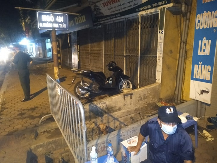 Cũng theo ghi nhận của PV Kiến Thức vào tối cùng ngày, lực lượng công an phường sở tại làm nhiệm vụ bảo vệ khu vực vào con ngõ 466, 484 đường Hoàng Hoa Thám, cán bộ y tế mặc đồ bảo hộ di chuyển vào trong con ngõ để phun khử trùng. 