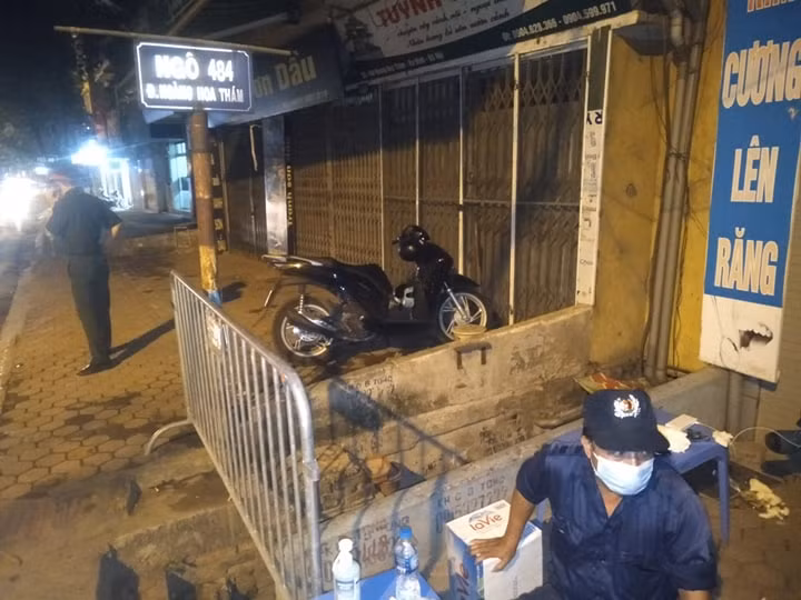 Cũng theo ghi nhận của PV Kiến Thức vào tối cùng ngày, lực lượng công an phường sở tại làm nhiệm vụ bảo vệ khu vực vào con ngõ 466, 484 đường Hoàng Hoa Thám, cán bộ y tế mặc đồ bảo hộ di chuyển vào trong con ngõ để phun khử trùng. 