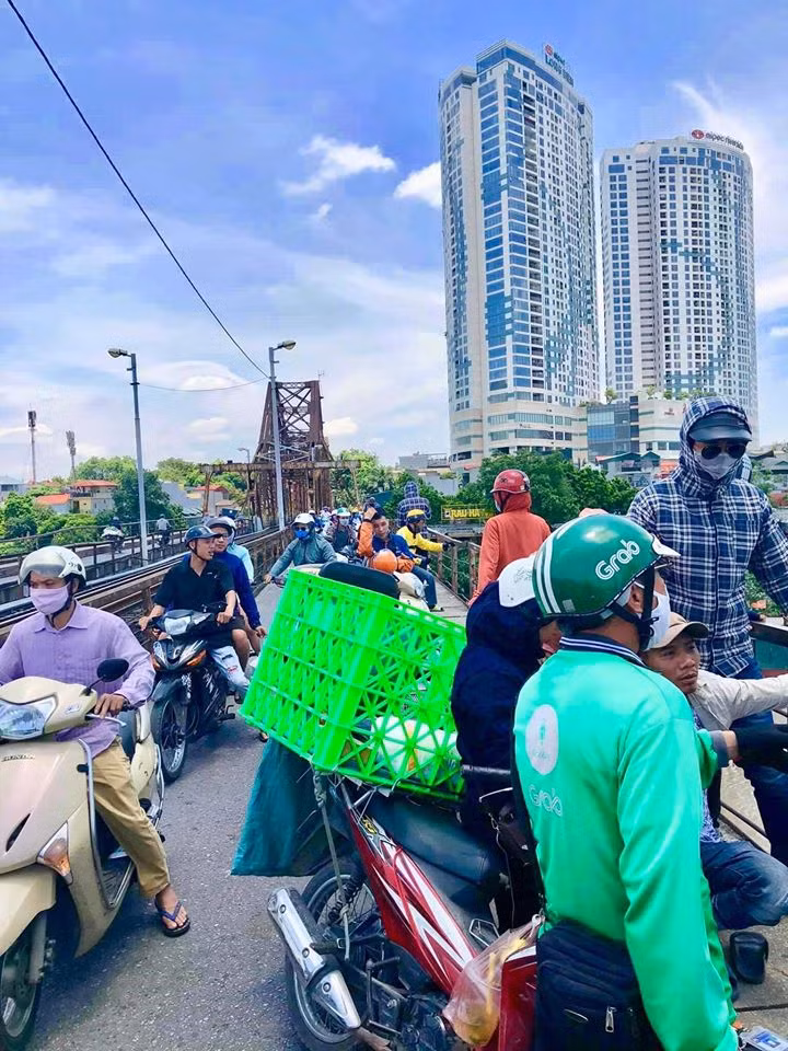 Nghi van nam thanh nien nhay cau Long Bien tu tu-Hinh-2