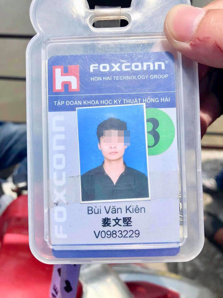 Hiện vụ nghi vấn nam thanh niên nhảy cầu Long Biên tự tử đang được cơ quan chức năng điều tra, làm rõ đang được điều tra làm rõ. Chiếc thẻ mang tên Bùi Văn Kiên làm việc tại làm việc tại Công ty Tập Đoàn Khoa Học Kỹ Thuật Hồng Hải. 