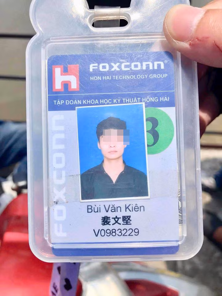 Hiện vụ nghi vấn nam thanh niên nhảy cầu Long Biên tự tử đang được cơ quan chức năng điều tra, làm rõ đang được điều tra làm rõ. Chiếc thẻ mang tên Bùi Văn Kiên làm việc tại làm việc tại Công ty Tập Đoàn Khoa Học Kỹ Thuật Hồng Hải. 